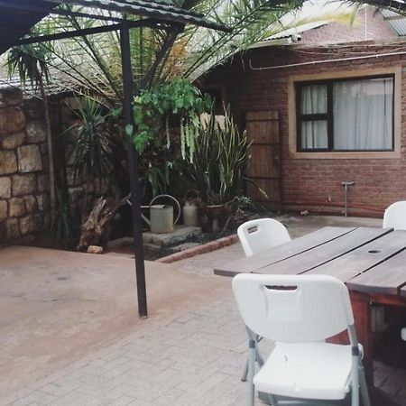Villa Africa Guesthouse 楚梅布 外观 照片
