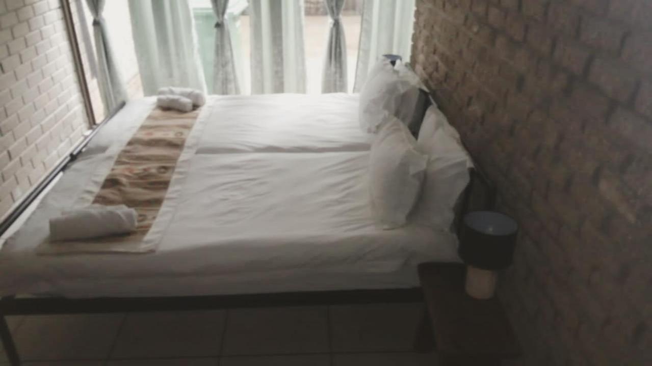 Villa Africa Guesthouse 楚梅布 外观 照片