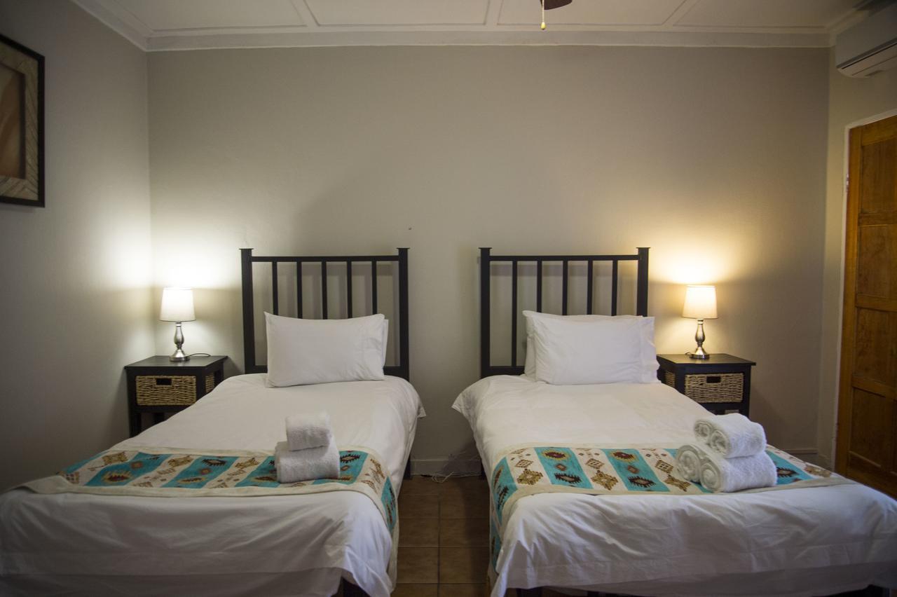 Villa Africa Guesthouse 楚梅布 外观 照片