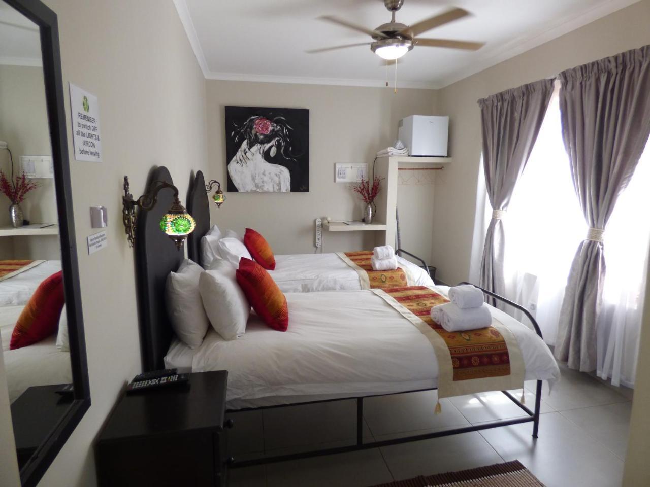 Villa Africa Guesthouse 楚梅布 外观 照片