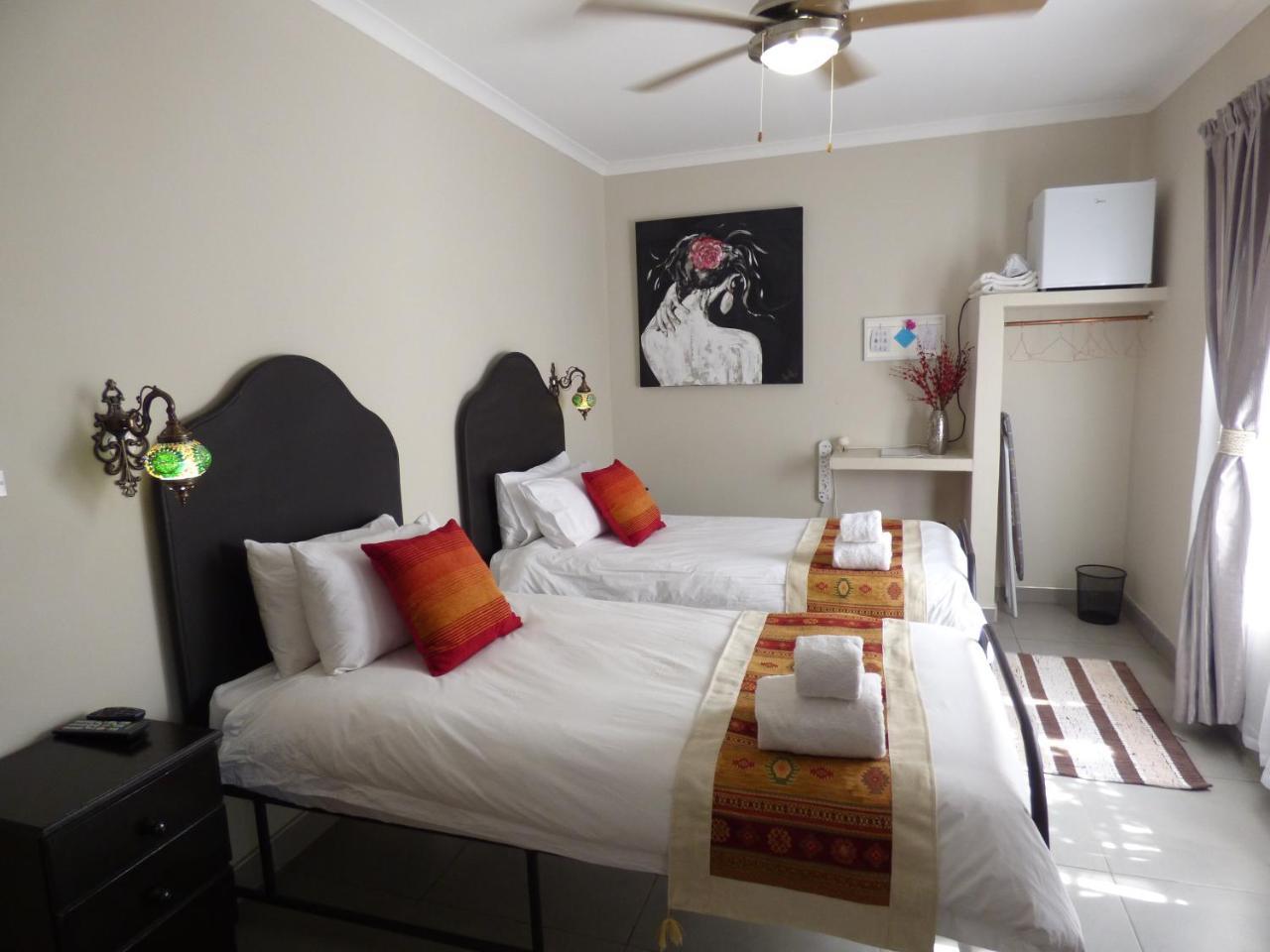 Villa Africa Guesthouse 楚梅布 外观 照片