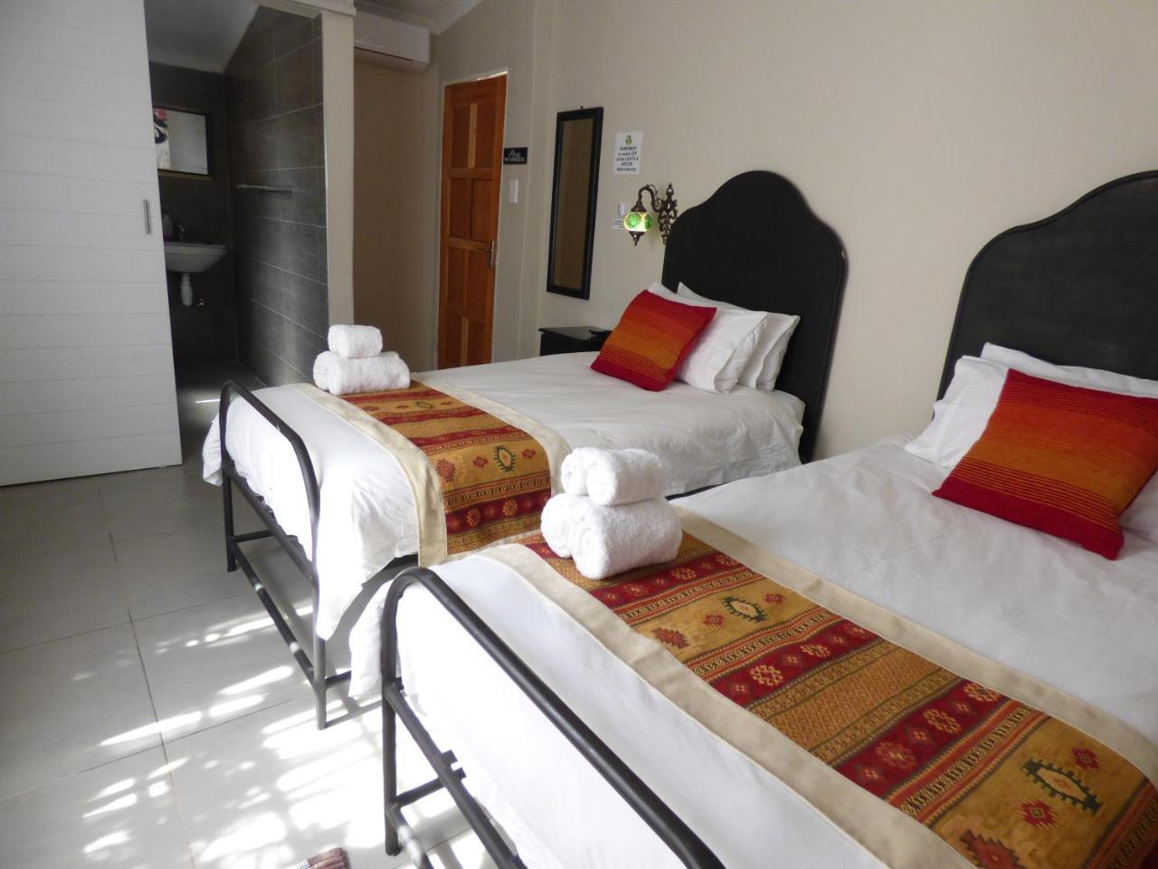 Villa Africa Guesthouse 楚梅布 外观 照片